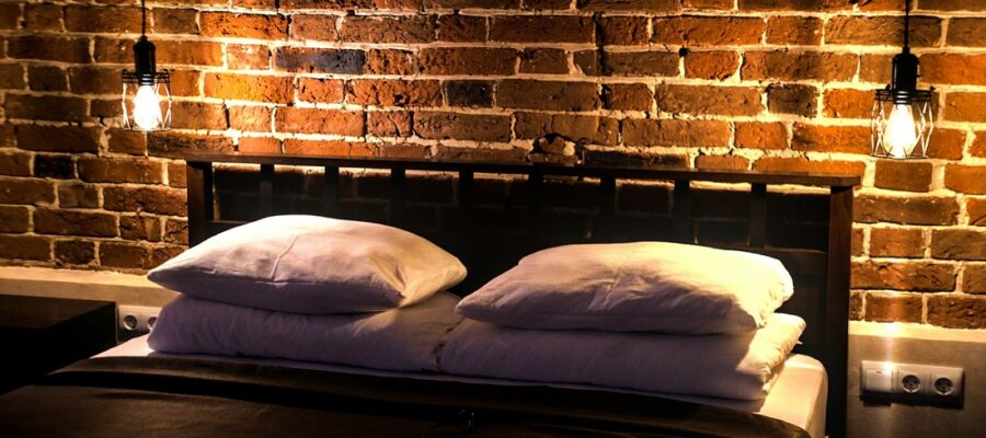 Idee per parete dietro al letto matrimoniale: come trasformare la zona notte con stile