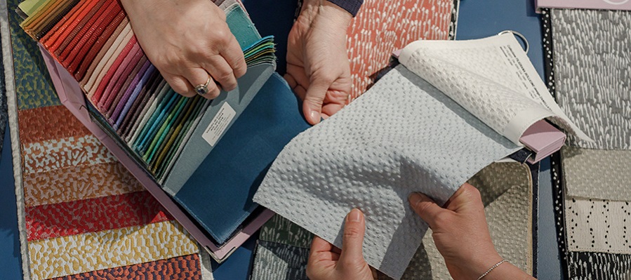 Scopri come scegliere il tessuto perfetto per arredare casa: stile, qualità, colori e consigli pratici per creare ambienti eleganti e personalizzati
